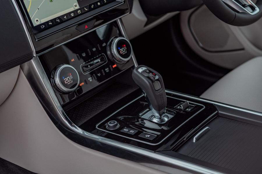 Детали интерьера Jaguar XE D180 S 2019 года  (UK) (фото 17 из 25)